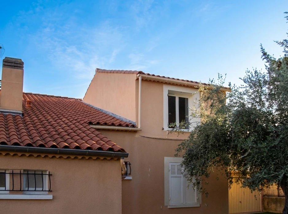 Maison méditerranéenne à deux niveaux, façade enduite teinte ocre rosé