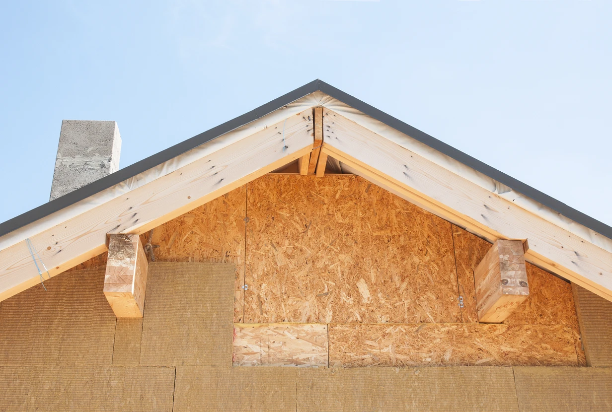 Chantier de construction résidentielle en cours, vue extérieure du pignon d'une maison individuelle