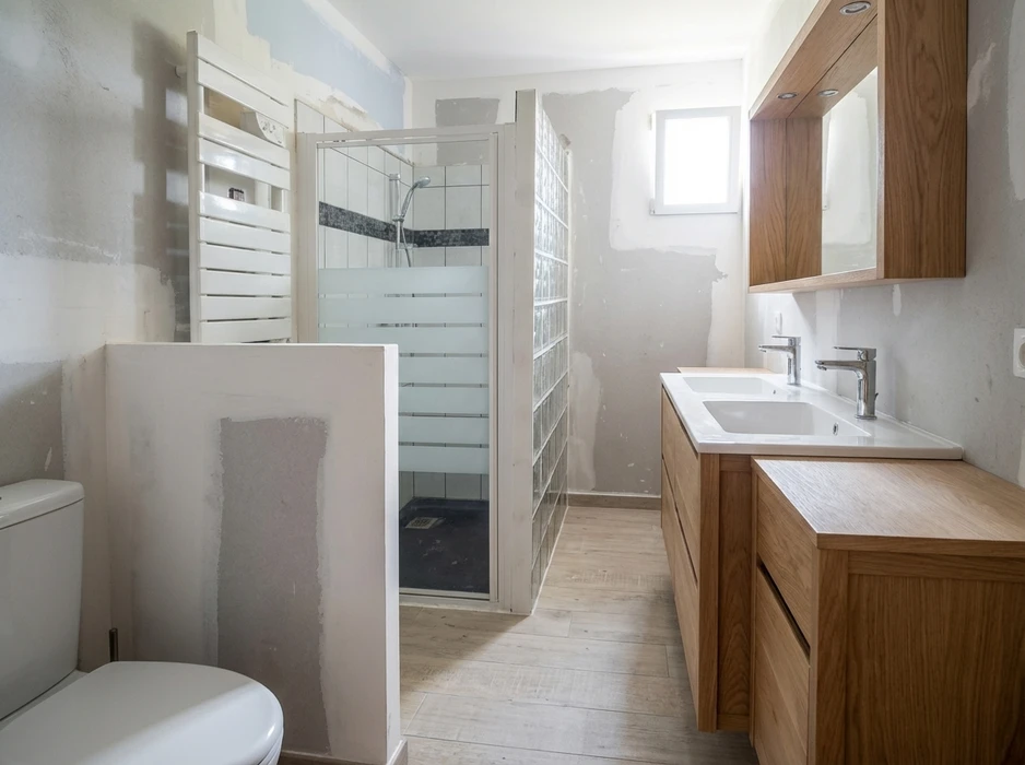 Salle de bain en cours de rénovation, murs en plâtre brut non peints