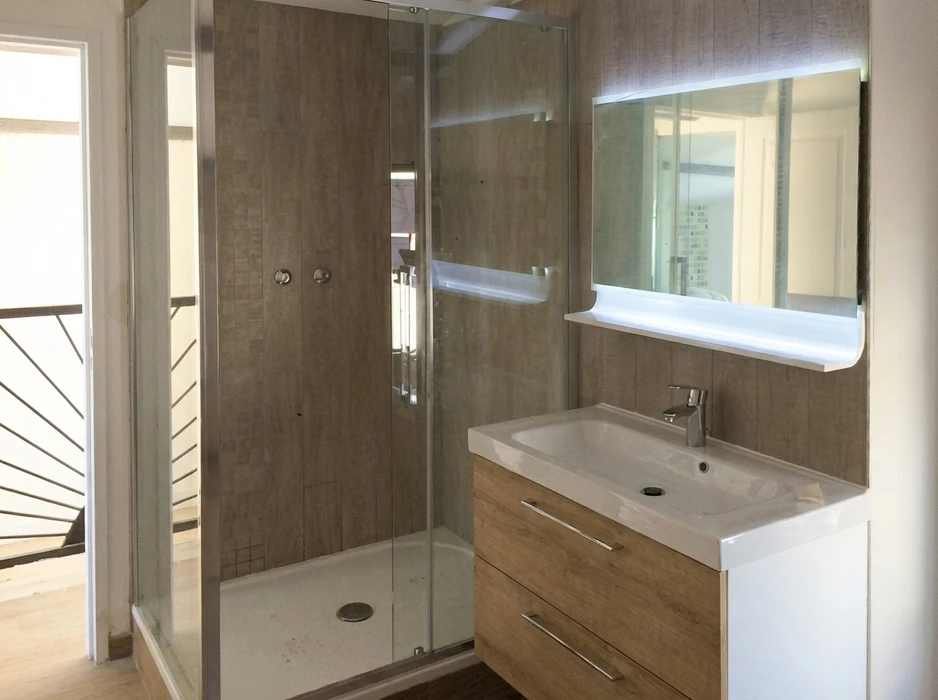 Salle de bain moderne avec douche à l'italienne en verre transparent, parois en carrelage imitation bois