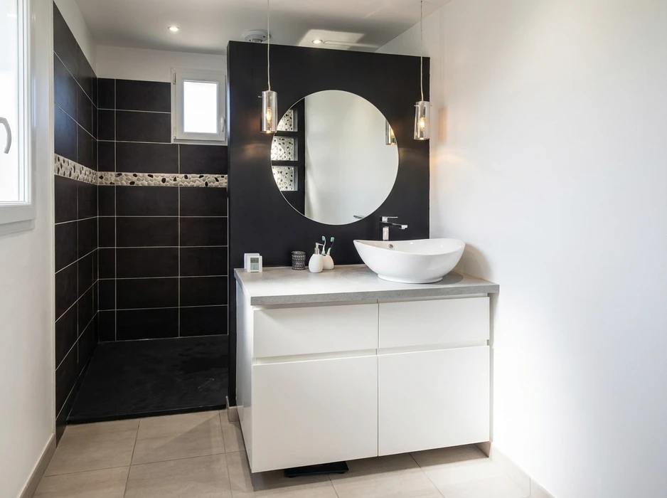 Salle de bain moderne en noir et blanc