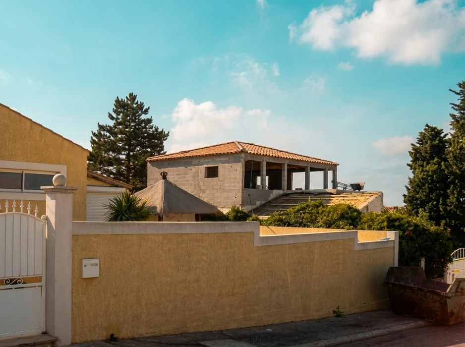 Chantier de construction en cours, vue extérieure