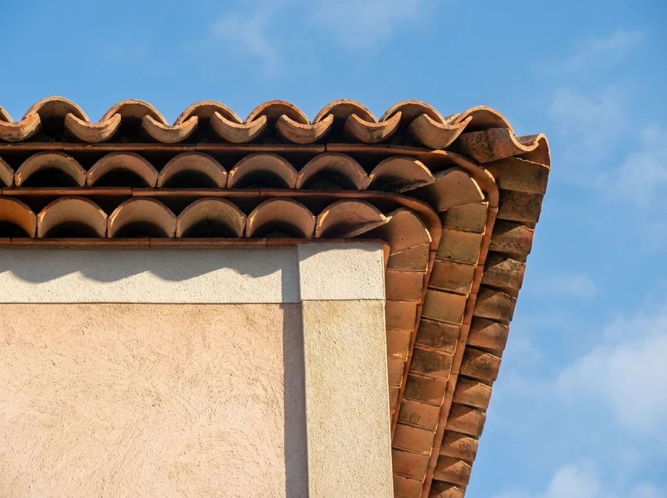 Toiture méditerranéenne en angle, vue rapprochée