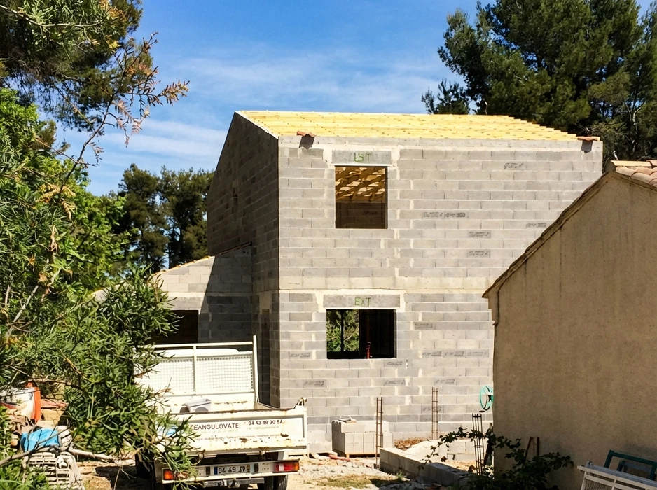 Construction d'une extension de maison individuelle en cours, vue extérieure