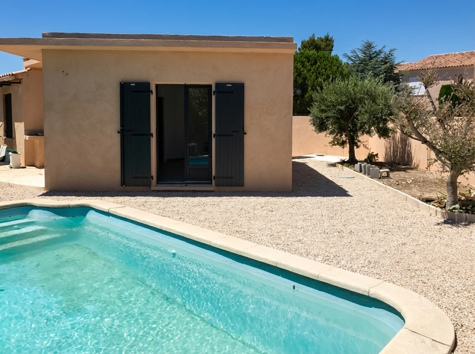 Entrée moderne d'une maison avec porte noire contemporaine équipée d'une fenêtre rectangulaire et poignée verticale en métal