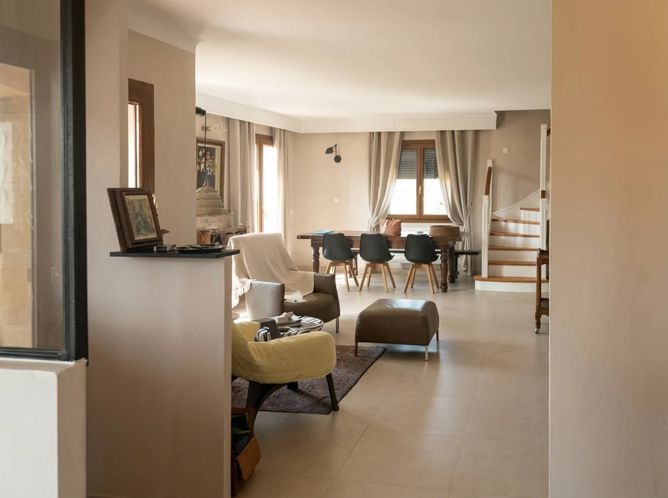 Salle de bain moderne et épurée avec carrelage mural grand format gris clair