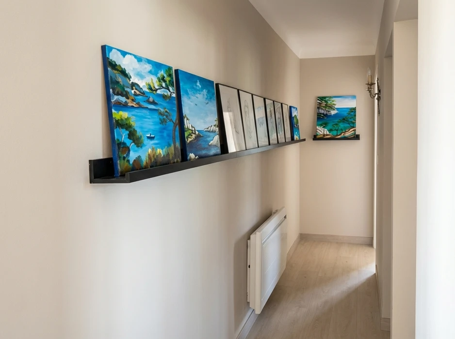 Salle de bains moderne et épurée avec baignoire encastrée blanche rectangulaire