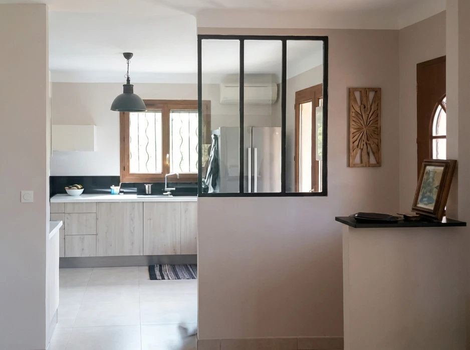 Salle de bains moderne et épurée avec baignoire encastrée blanche rectangulaire