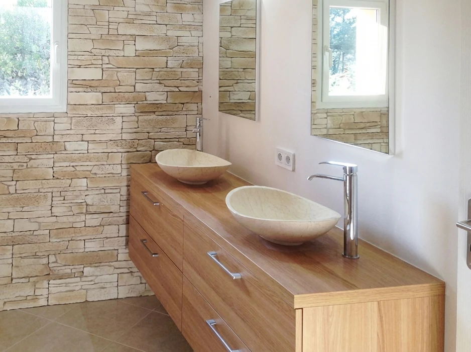 Salle de bain en cours de rénovation avec baignoire encastrée blanche près d'une fenêtre à double battant