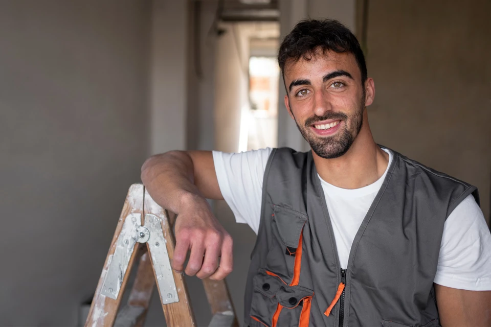 jeune homme d'affaires ingénieur professionnel sur le chantier de construction de l'immeuble à la maison avec un plan